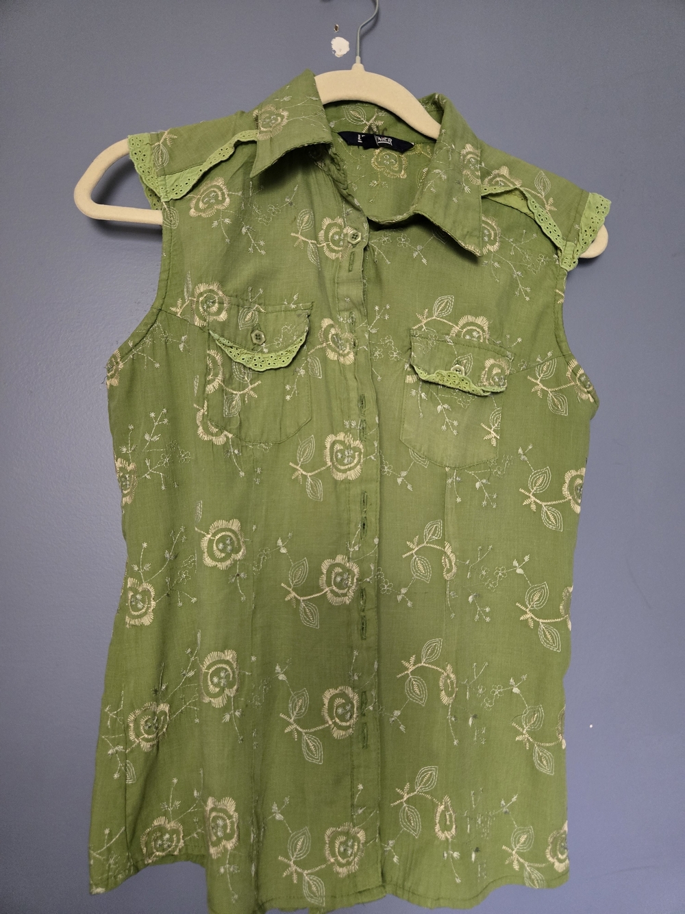 LeGrenier Green Floral Embroidered Sleeveless Blouse — Size S 🌿